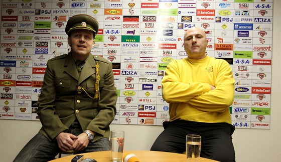 Zatímco jihlavský trenér Petr Vlk (vpravo) dorazil na tiskovou konferenci ve sportovním, jeho brodský protjek Petr Novák zvolil vojenskou uniformu.