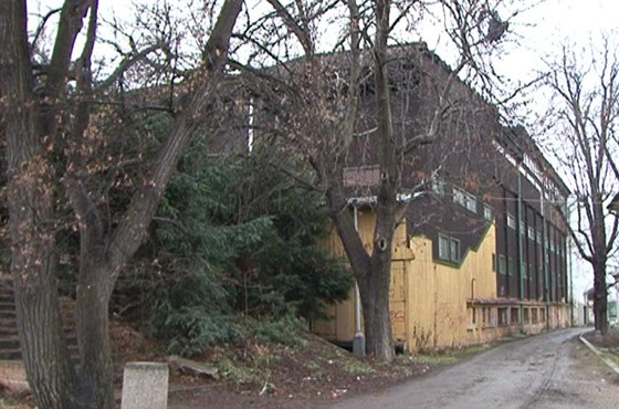 Chátrající zimní stadion na tvanici.