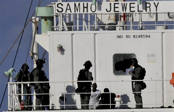 Jihokorejtí vojáci na tankeru Samho Jewelry zatýkají somálské piráty (21. ledna 2011) 