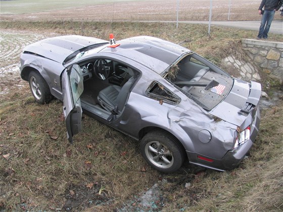 Nehoda Fordu Mustang na silnici mezi Bludovem a umperkem, pi které se auto pevrátilo pes stechu a koda dosáhla zhruba 400 tisíc korun.