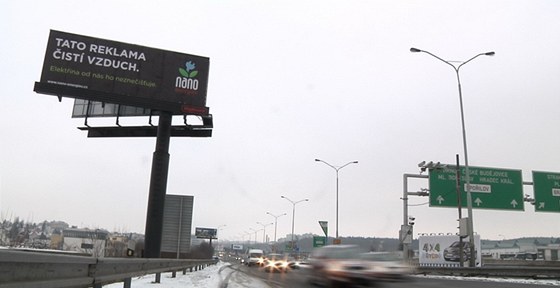 Billboard s fotokatalickým nátrem istí vzduch na praské magistrále u Kaerova
