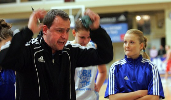 Trenér karlovarských basketbalistek David Zdenk udílí pokyny bhem time-outu.