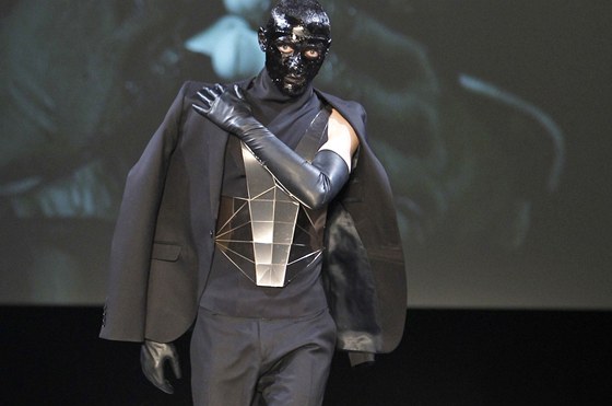 Excentrická módní pehlídka Thierry Mugler podzim-zima 2011/2012 s modely...
