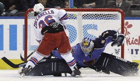 NJEZD. Norsk tonk Mats Zuccarello z New Yorku Rangers promnuje njezd proti eskmu glmanovi Atlanty Ondeji Pavelcovi.