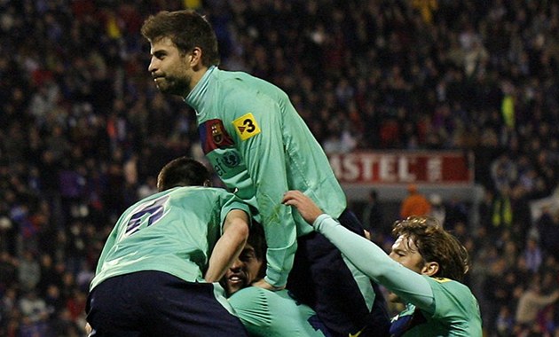 PYRAMIDA. Barcelona slaví gól v síti Herculesu. 