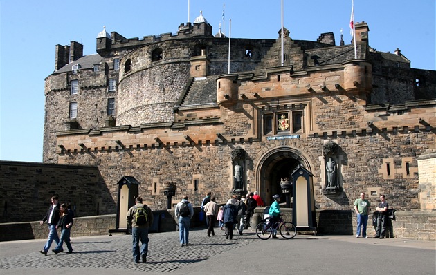 Edinburgh. Edinburský hrad, ve kterém jsou uloené skotské korunovaní klenoty