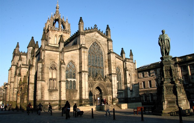 Edinburgh. Královská míle s katedrálou sv. Gilese 