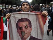 Protestujc Tunisan s ohoelou podobiznou uprchlho prezidenta bin Alho (25....