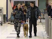 Rut policist na moskevskm letiti Domoddovo po toku sebevraednho atenttnka (24. ledna 2011)