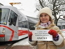 Brnnsk ulice bude brzdit pt novch tramvaj koda13T (Anika evkov z Brna s cedulkou, kter bude umstna v nov tramvaji)