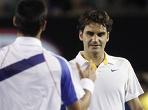 Roger Federer gratuluje Novak Djokoviovi k postupu do finle Australian Open