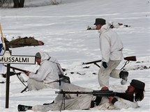 U Nov Vsi na Jablonecku se uskutenila rekonstrukce historick bitvy druh svtov vlky na hranici Finska se Sovtskm svazem. (22. leden 2011)