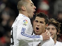 STELEC A HVZDA. Hri Realu Madrid se raduj ze vstelenho glu. Vlevo autor branky Karim Benzema v objet nejvt hvzdy tmu Cristiana Ronalda.