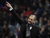 STRATÉG. Trenér Pep Guardiola diriguje fotbalisty Barcelony bhem utkání se...