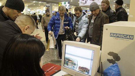 Záchranái odváejí jednoho ze zranných na moskevském letiti Domoddovo. (24. ledna 2011)