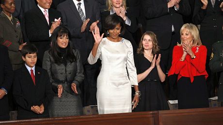 První dáma USA Michelle Obamová pihlíí, jak její mu pronáí zprávu o stavu unie (25. ledna 2011)
