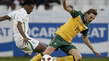 Australan Brett Holman odpadává ze souboje s iráckým fotbalistou na mistrovství Asie. Australan Brett Holman odpadává ze souboje s iráckým fotbalistou na mistrovství Asie.