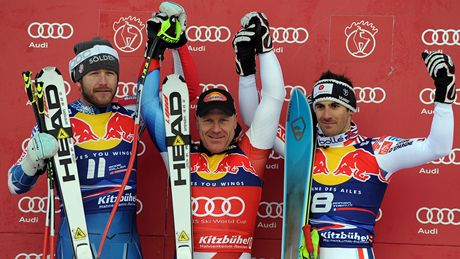 STUPN VÍTZ slavného sjezdaského závodu v rakouském Kitzbühelu. Vlevo je druhý Amerian Bode Miller, uprosted vítz Didier Cüche ze výcarska a vpravo Francouz Adrien Theaux.   