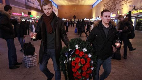 Moskva vyhlásila den smutku za obti teroristického útoku na letiti Domoddovo (26. ledna 2011)