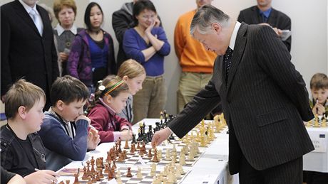 Bývalý šachový mistr světa Anatolij Karpov z Ruska sehrál v Lidicích na Kladensku simultánku s dětmi (22. ledna 2011) Bývalý šachový mistr světa Anatolij Karpov z Ruska sehrál v Lidicích na Kladensku simultánku s dětmi (22. ledna 2011)