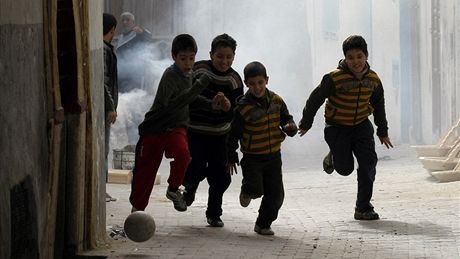 Chlapci hrají v ulicích Tunisu fotbal (21. ledna 2011)