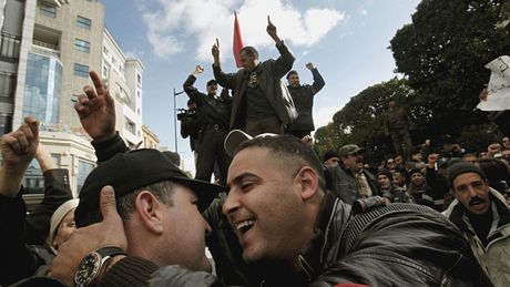 V ulicích tuniských mst se stále demonstruje. Lidem se nelíbí, e u moci...