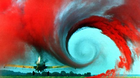 Turbulentní proudění vzduchu za křídlem práškovacího letadla. Turbulentní proudění vzduchu za křídlem práškovacího letadla.