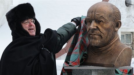 Britský velvyslanec v Estonsku Peter Cater odhaluje bustu herce Seana Conneryho v Tallinnu