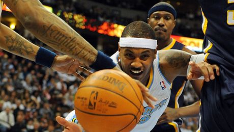 Carmelo Anthony z Denveru Nuggets bojuje o míč v utkání proti týmu Indiana Pacers. Carmelo Anthony z Denveru Nuggets bojuje o míč v utkání proti týmu Indiana Pacers.