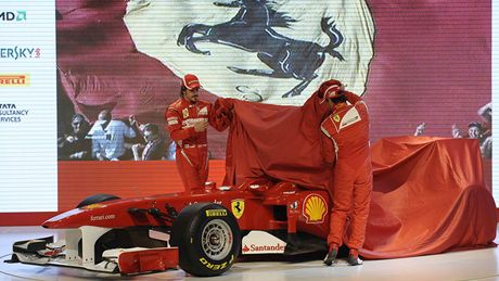 NOVÝ KRASAVEC. Fernando Alonso (vlevo) a Felipe Massa odhalují monopost Ferrari pro sezonu 2011. NOVÝ KRASAVEC. Fernando Alonso (vlevo) a Felipe Massa odhalují monopost Ferrari pro sezonu 2011.
