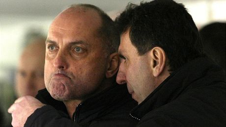 NOVÝ KOUČ. Litvínovské hokejisty vedl poprvé Vladimír Kýhos (vlevo). NOVÝ KOUČ. Litvínovské hokejisty vedl poprvé Vladimír Kýhos (vlevo).