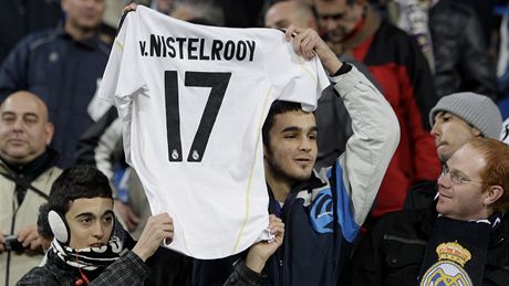 KUPTE RUUDA. Fanouci Realu Madrid mají jasno, jak by vyeili krizi s nedostatkem útoník. Koupili by zpátky Ruuda van Nistelrooije, který nyní válí v Nmecku.