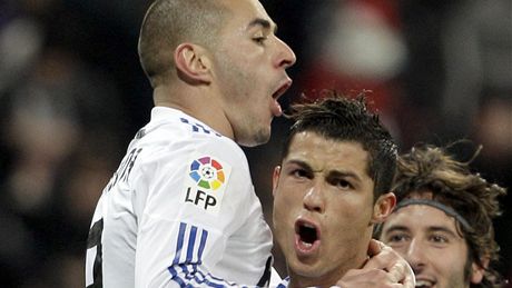 STELEC A HVZDA. Hrái Realu Madrid se radují ze vsteleného gólu. Vlevo autor branky Karim Benzema v objetí nejvtí hvzdy týmu Cristiana Ronalda.