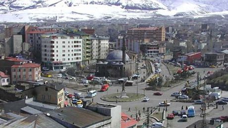 Erzurum je město s půl milionem obyvatel, ležící na úpatí severoanatolského pohoří, jehož nejvyšší štíty se šplhají do výšky přes 3000 metrů. Erzurum je město s půl milionem obyvatel, ležící na úpatí severoanatolského pohoří, jehož nejvyšší štíty se šplhají do výšky přes 3000 metrů.
