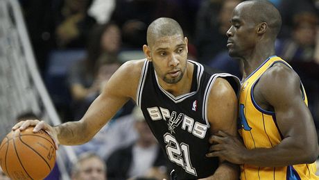 Tim Duncan ze San Antonia (vlevo) a Emeka Okafor z New Orleans.