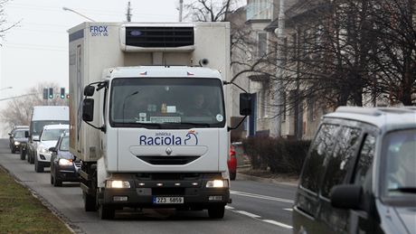Silnice v centru Otrokovic je opět zaplněná automobily. Silnice v centru Otrokovic je opět zaplněná automobily.