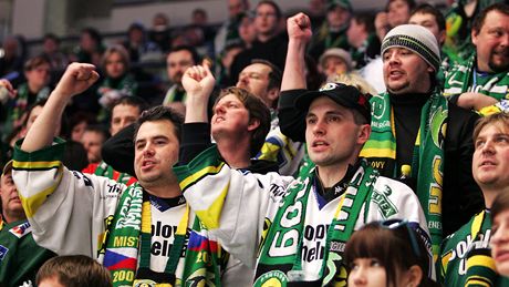 Karlovarští fanoušci při zápase s Kometou Brno. Karlovarští fanoušci při zápase s Kometou Brno.