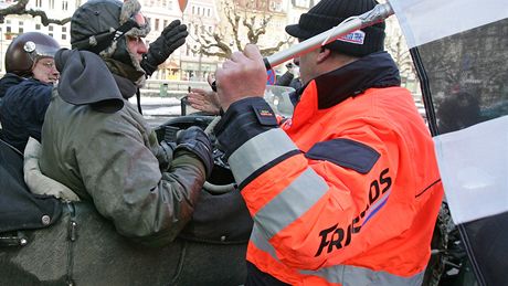 Vítzná posádka, idi Bert Kersten a spolujezdec Huib Vroenhoven v cíli závodu The Winter Trial.