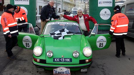 idi Wim Krosenbrink a spolujezdec Frans Praal ve voze Porsche 911 E z roku 1927 (obsah 2345 cc) pijídjí jako tvrtí na Divadelní námstí.