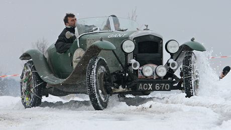 Posádka Elliot Dale a Richard Porter s automoblem Bentley Derby z roku 1935 na rychlostní zkouce v areálu zemdlského drustva ve Svatém Janu nad Malí na eskobudjovicku.  