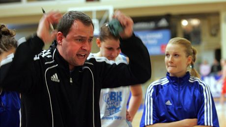 Trenér karlovarských basketbalistek David Zdeněk udílí pokyny během time-outu. Trenér karlovarských basketbalistek David Zdeněk udílí pokyny během time-outu.