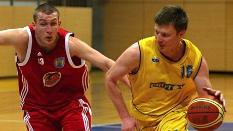 Michal Šušák (vpravo) ze Zlína uniká Janu Tomancovi z Jindřichova Hradce. Michal Šušák (vpravo) ze Zlína uniká Janu Tomancovi z Jindřichova Hradce.
