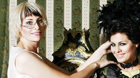 Marie Copps (vlevo) s Janou Doleželovou při přípravě kalendáře The Queen Marie Copps (vlevo) s Janou Doleželovou při přípravě kalendáře The Queen