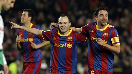 MALÍ VELCÍ MUI. Andrés Iniesta a Xavi (vpravo) si uívají dalí úspch Barcelony.