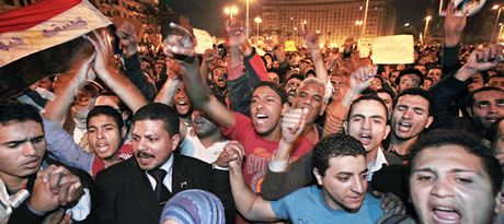 Egypané provolávají protivládní hesla na káhirském námstí Tahír (30. ledna 2010)