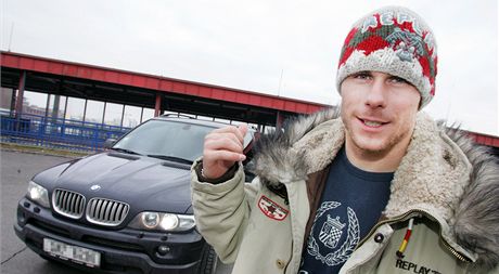 Hokejista Radek Duda se svým automobilem BMW.
