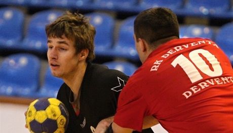 Zlínský házenká Viktor Sadowski proniká obranou Derventy.