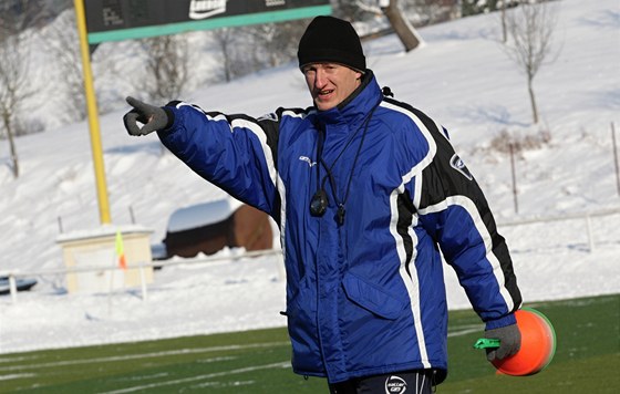 POHYB. I pi steleckém tréninku na umlém trávníku nutí kou Marek Kalivoda zlínské fotbalisty k maximální rychlosti. Za nepesnou stelbu v závru navíc hráe ekalo trestných dvacet klik.