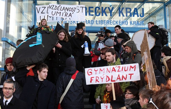 Ruení kol postihne nkolik mst. Studentm gymnázií se to nelíbí a jezdí do Liberce protestovat (ilustraní snímek).