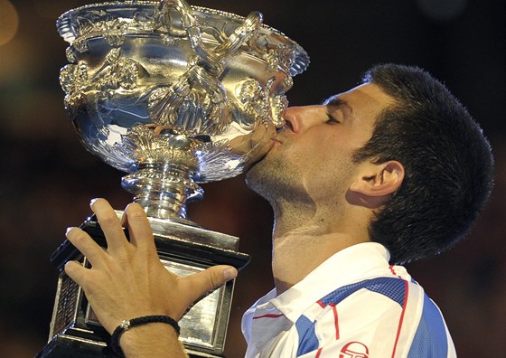 Novak Djokovi líbá trofej pro ampiona Australian Open